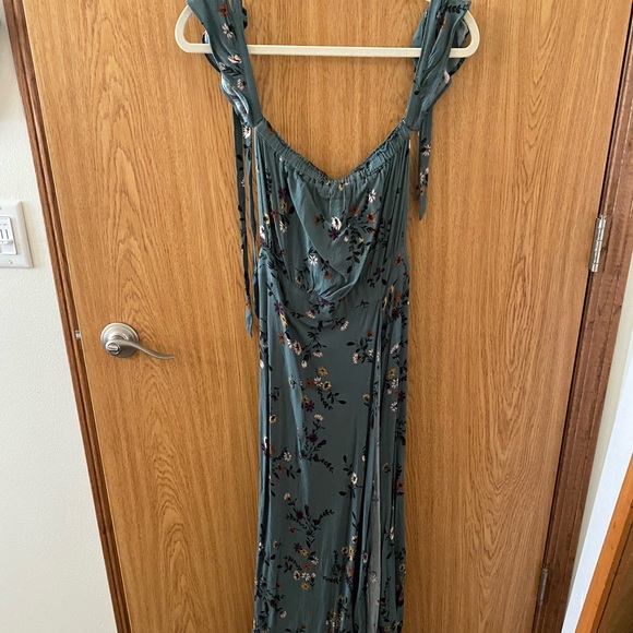 Vicidolls olivaceous long dress with slit - Picture 3 of 5